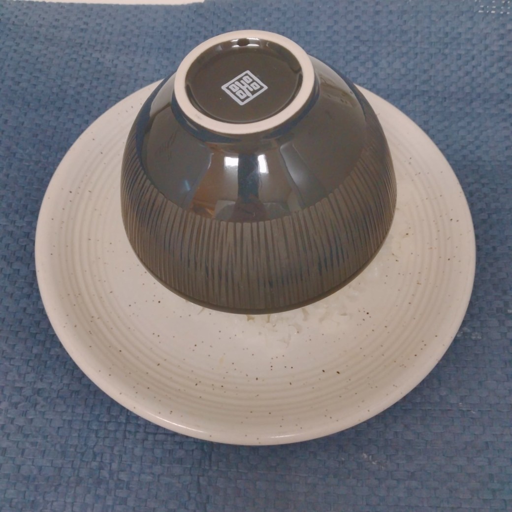  皿の上で逆さにした茶碗