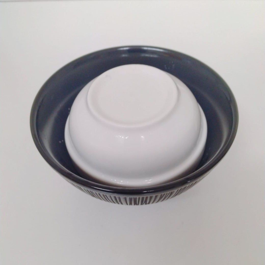 小鉢を入れた茶碗