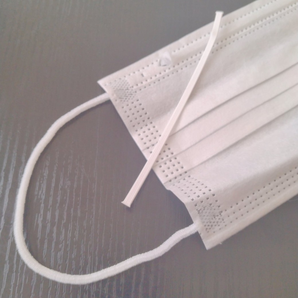 マスクのノーズワイヤーを外す人