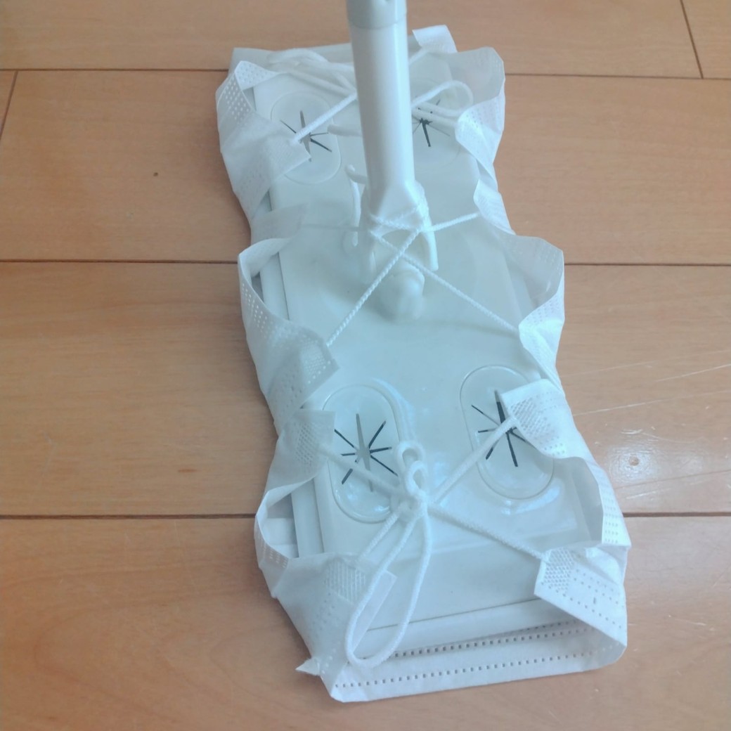 マスクをつけたフロアワイパー