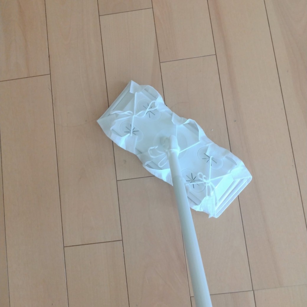 マスクをつけたフロアワイパー