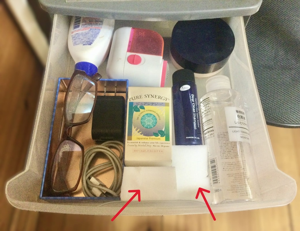 引き出しのすき間にメラミンスポンジを入れる