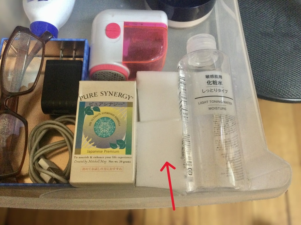 引き出しのすき間にメラミンスポンジを入れる