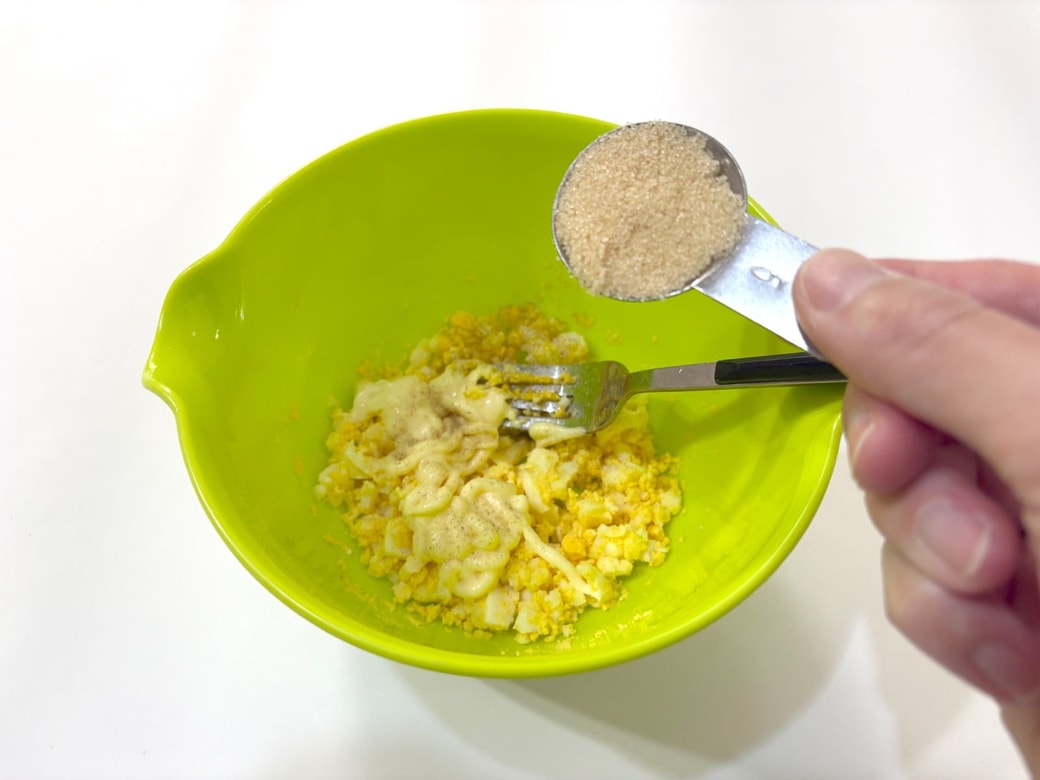 マヨネーズ、砂糖、塩こしょうを加えて和える