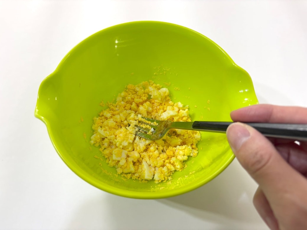 ゆで卵を細かくする