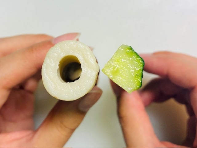 きゅうりをピーラーでカット
