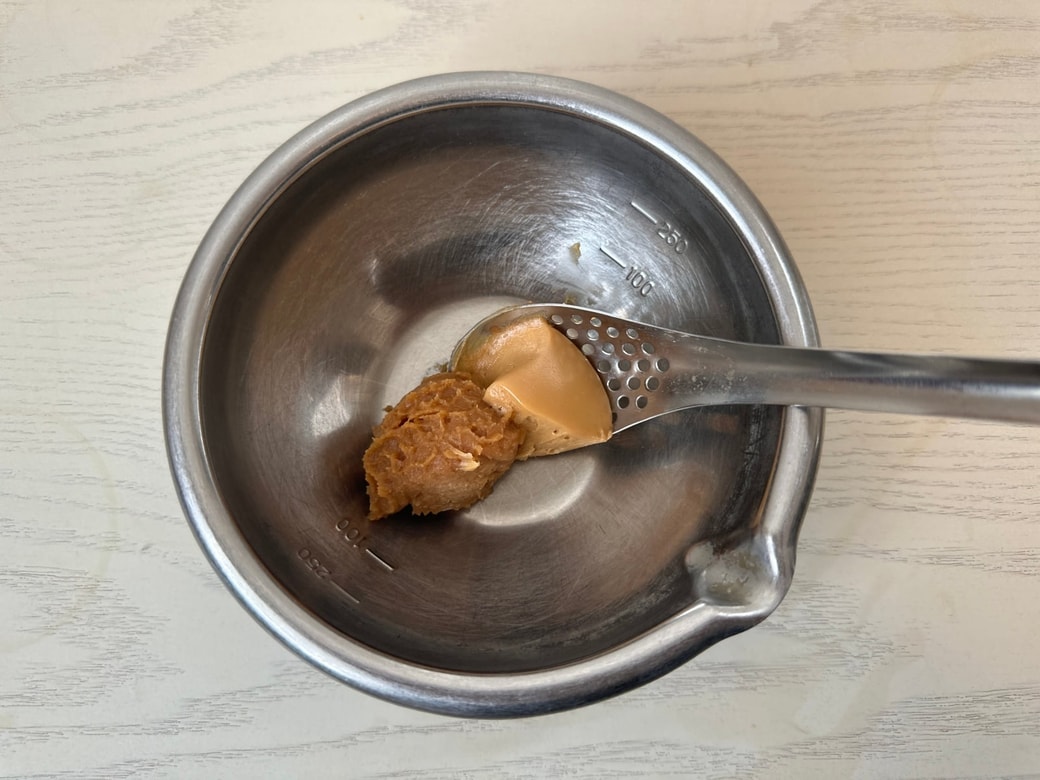 味噌とピーナッツバターを混ぜる