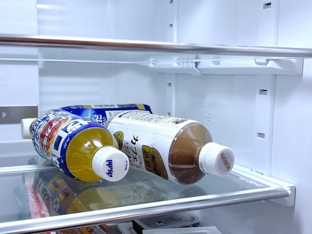 冷蔵庫の中で転がるペットボトル