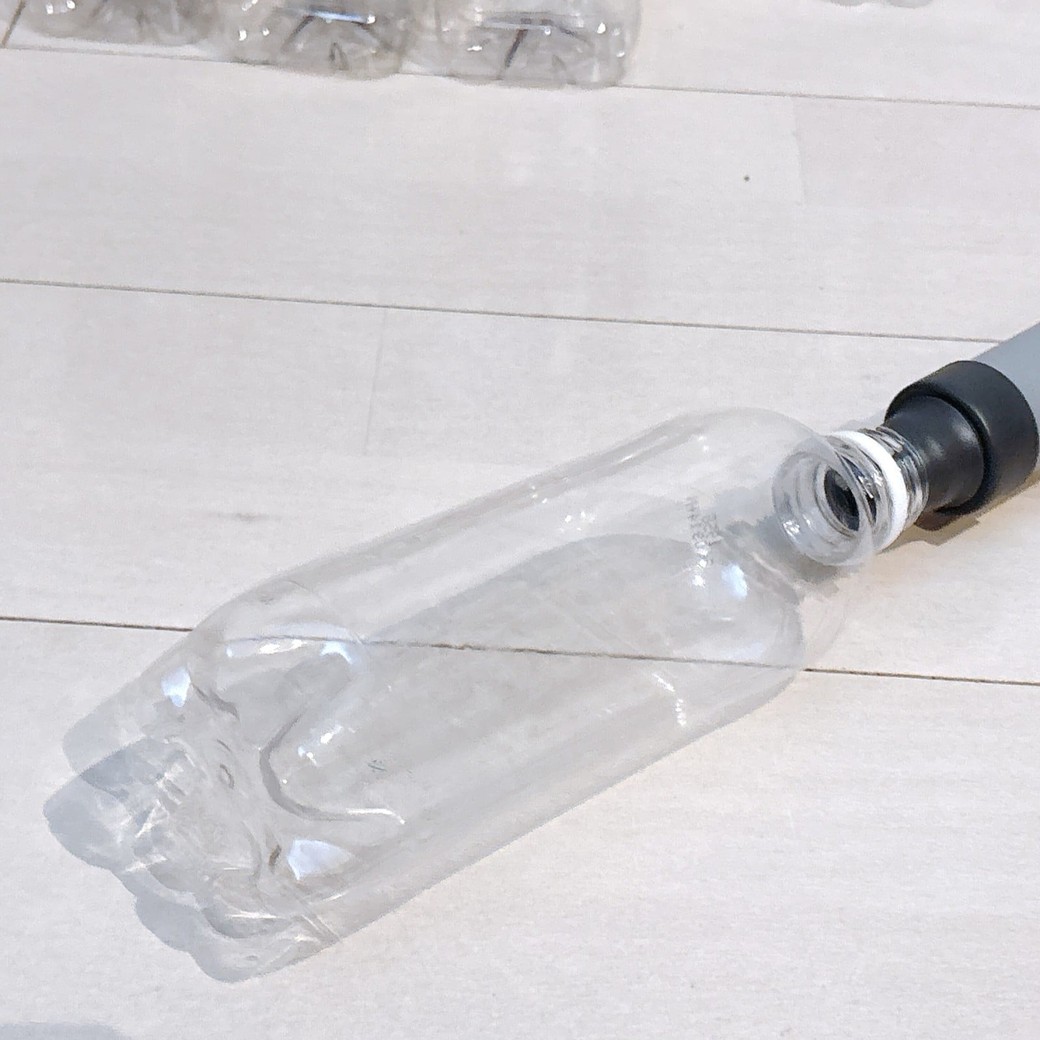 吸い込み口を差し込んで空気を抜く