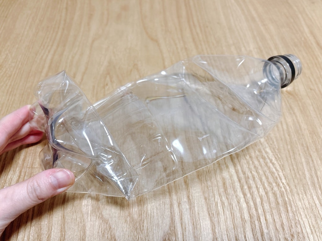 炭酸の大きなペットボトルもぺちゃんこに