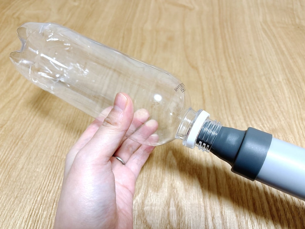 ペットボトルの飲み口に吸い込み口を挿入する