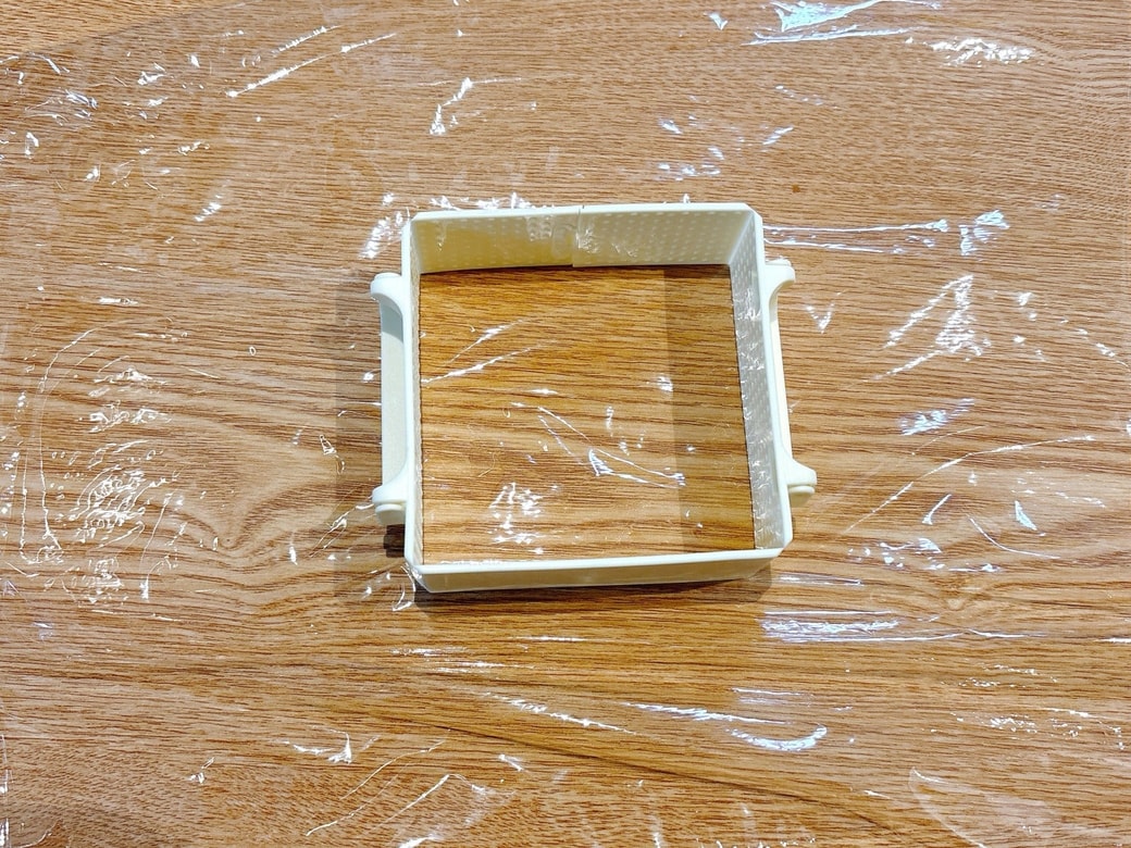 ラップを敷いた上にラクラクラップご飯をのせる