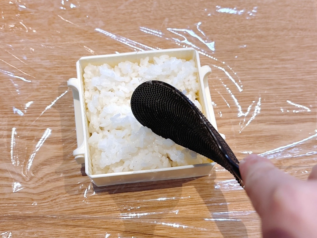 ご飯をつめる
