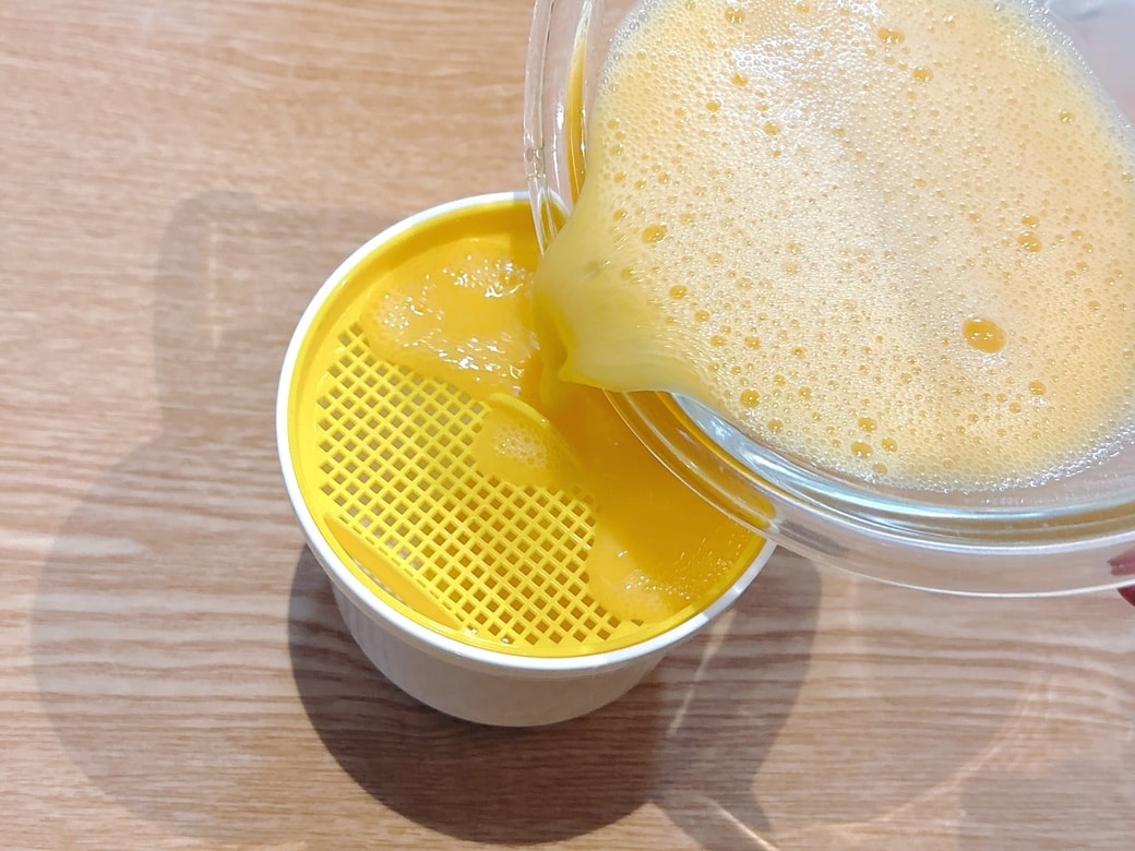 こし器をのせて卵液を注ぐ
