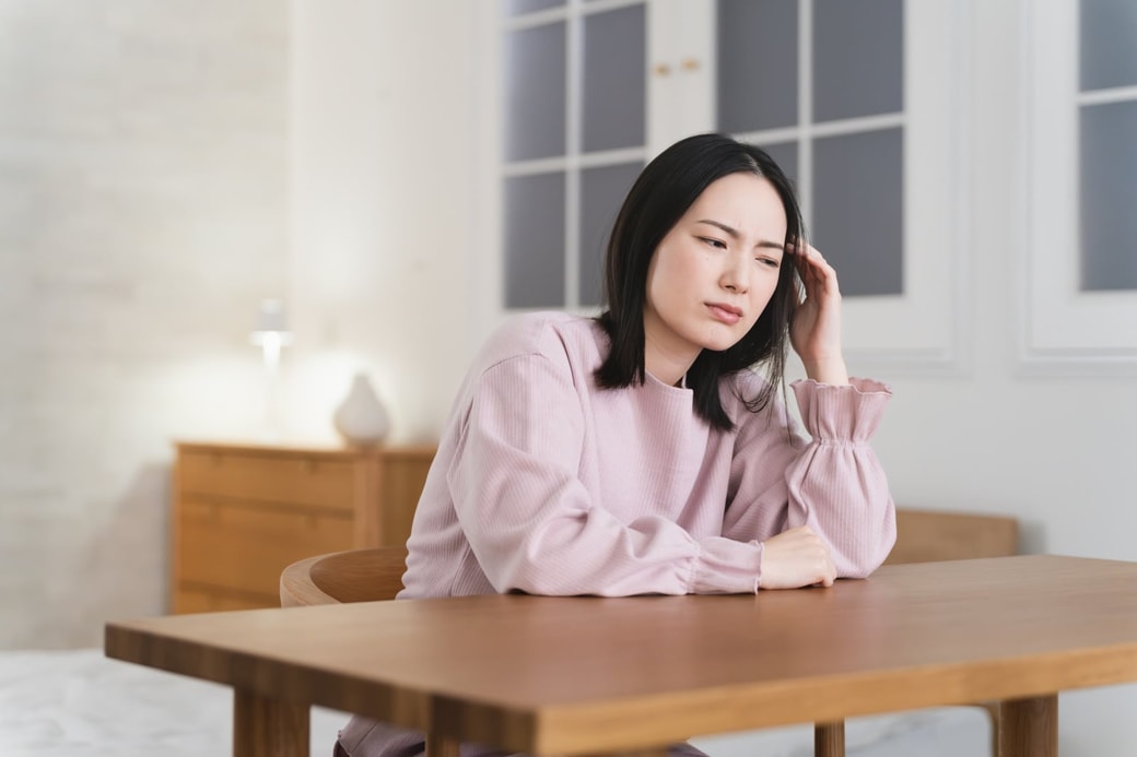 悩む女性