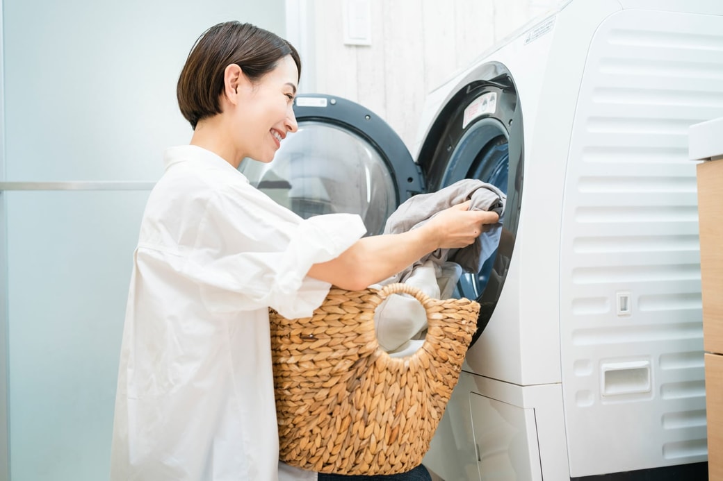 洗濯する女性