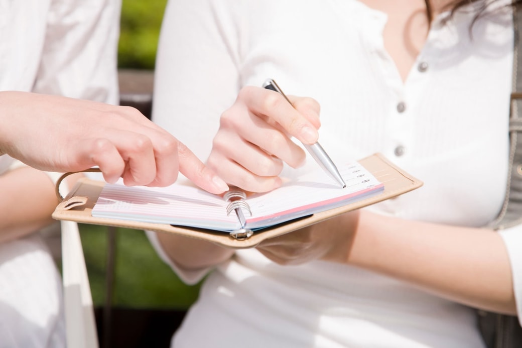 スケジュールを書く女性