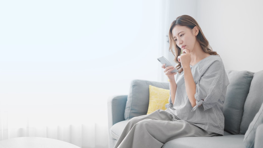 スマホを見る女性