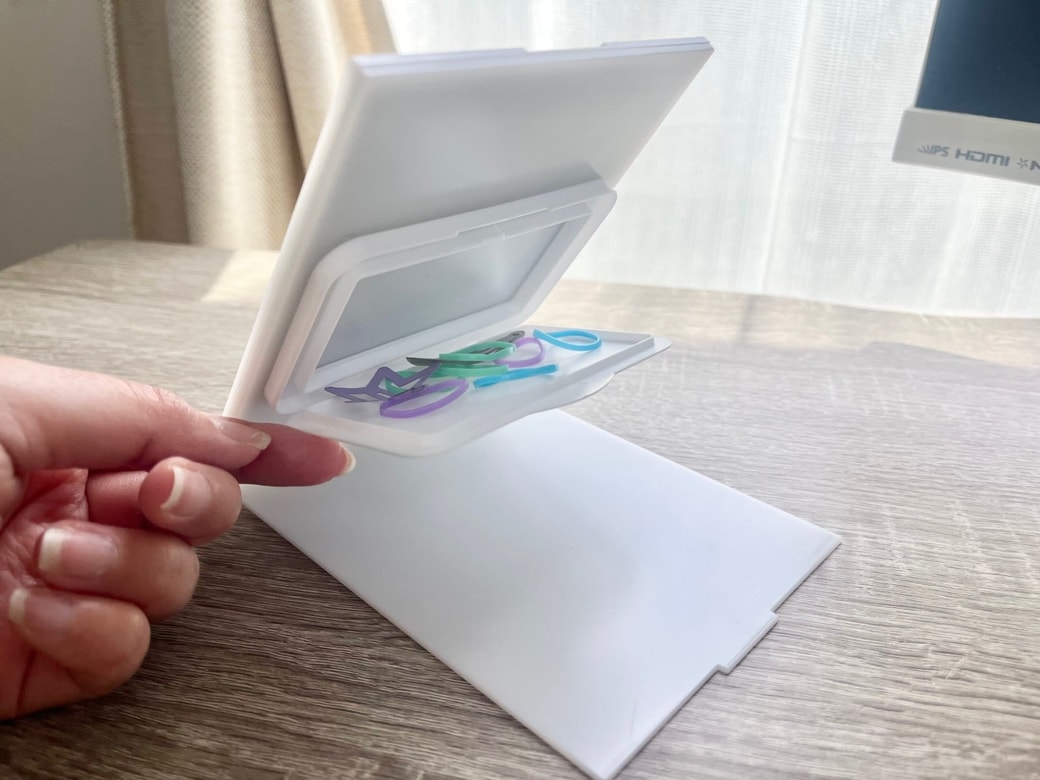 鏡の裏に貼るだけで、便利な小物入れに大変身