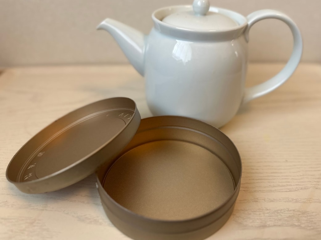 ルピシアの缶とティーポット