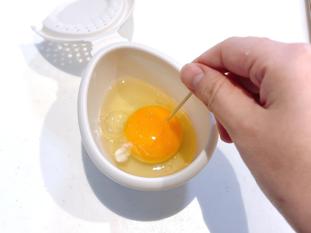 卵を割り入れたら、つまようじで穴をあける