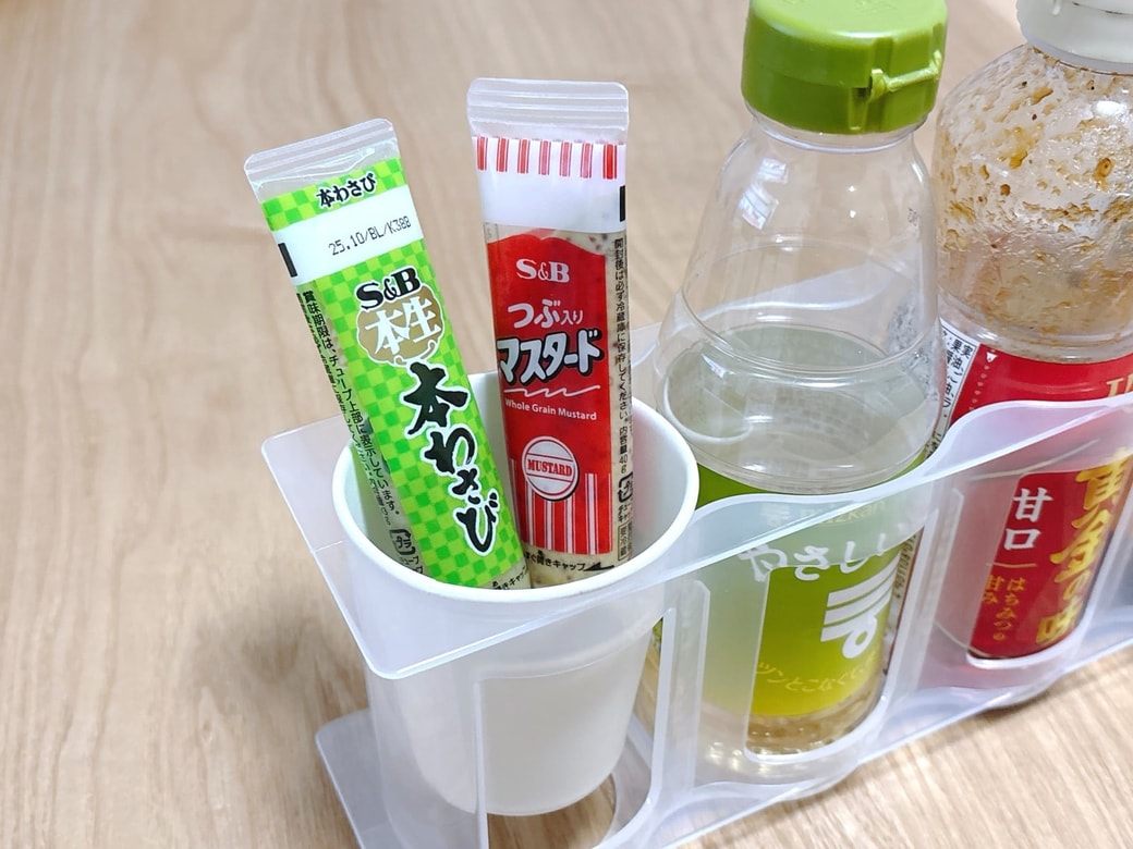チューブ調味料は紙コップを使って収納
