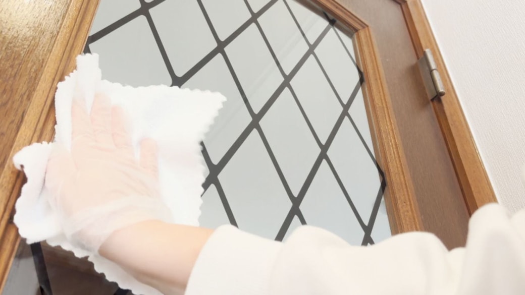 乾いたクロスで仕上げ拭き