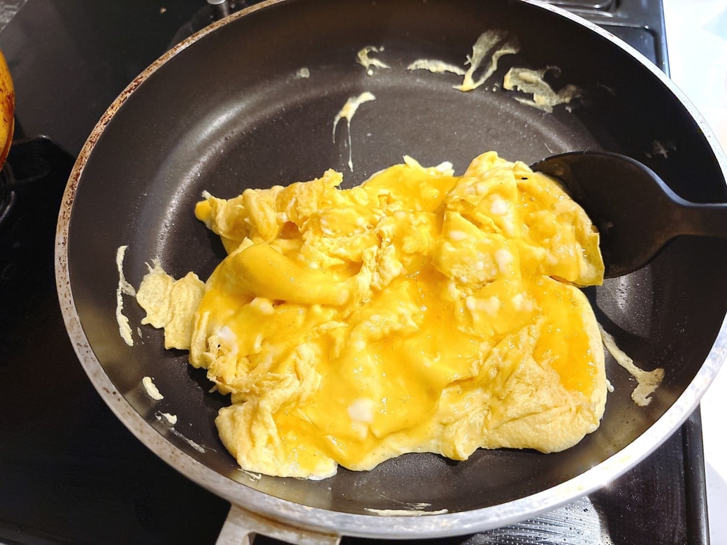 ヘラで混ぜてほどよい焼き加減に調整する