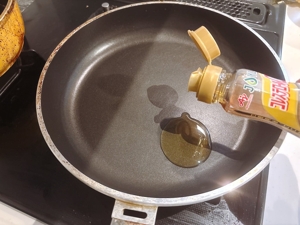 フライパンにごま油をひく