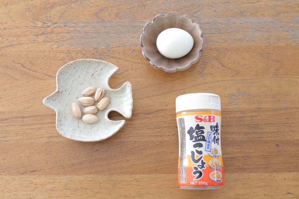 「ゆで卵とピスタチオのおにぎり」