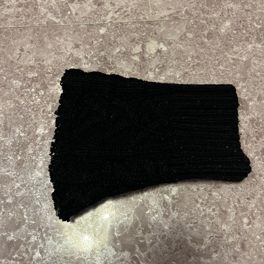ニットの袖を切ったところ