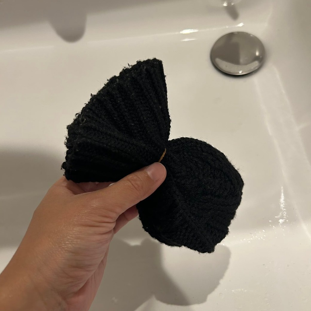 洗面台を掃除しているところ