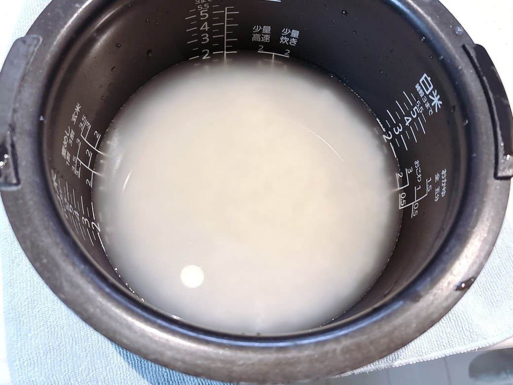 洗ったお米を30分水に浸けておく