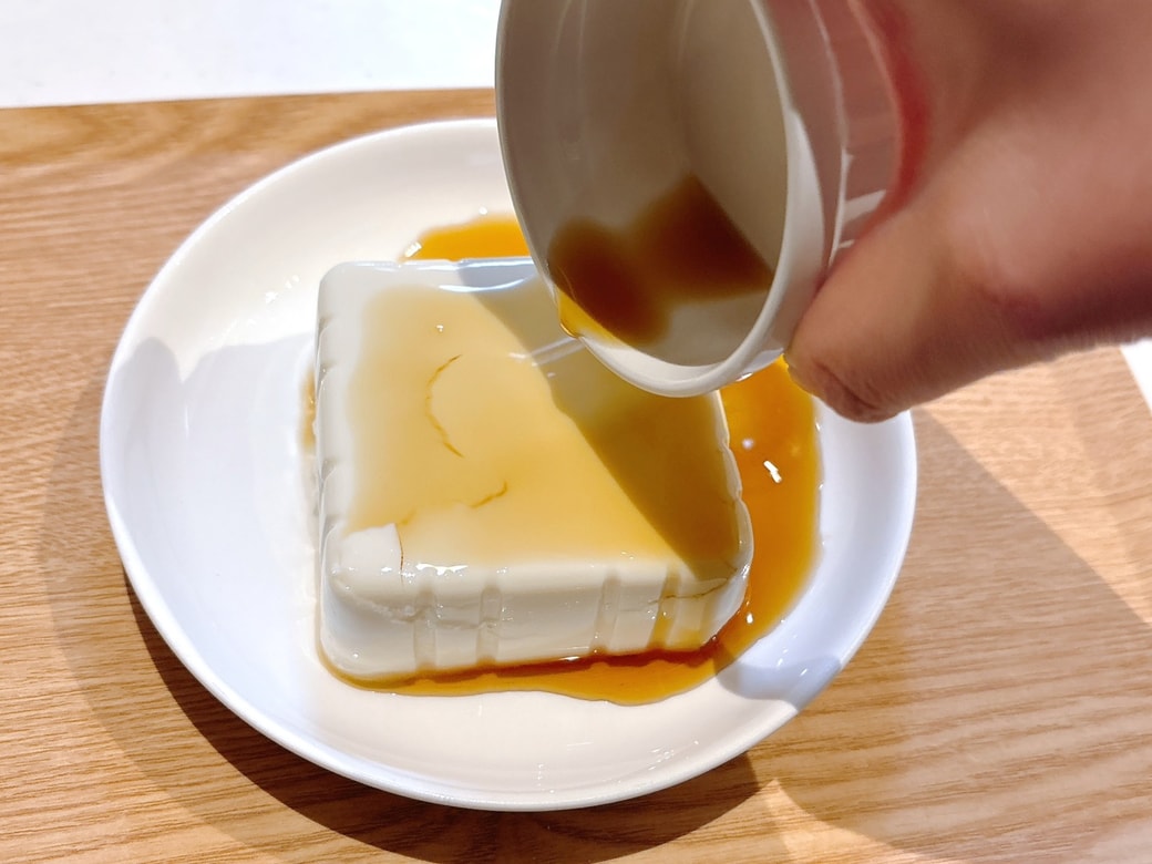 豆腐にめんつゆをかける