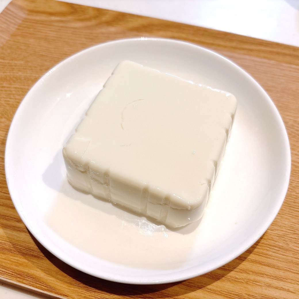 豆腐の水気を切って皿に移す