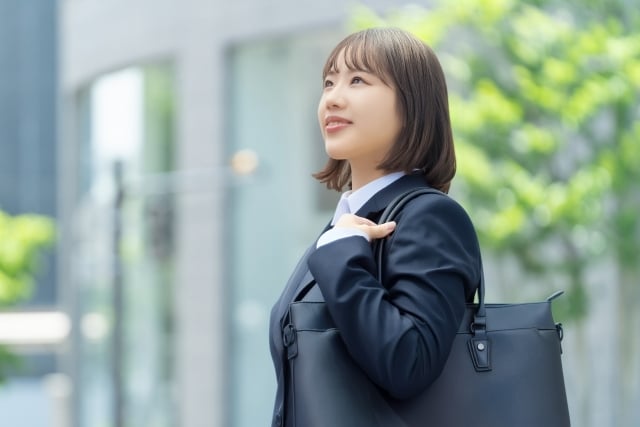 入学する大学生