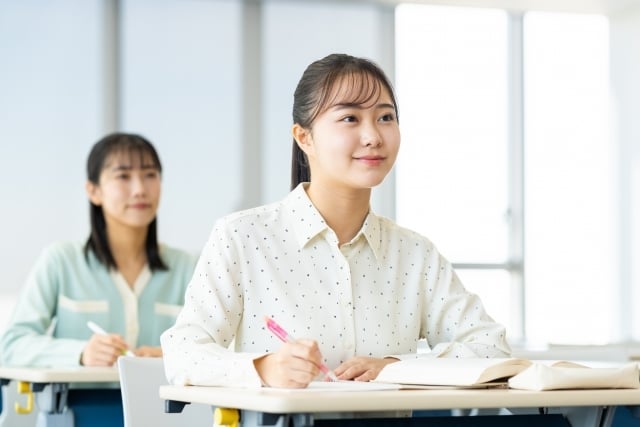 講義を受ける女子大生