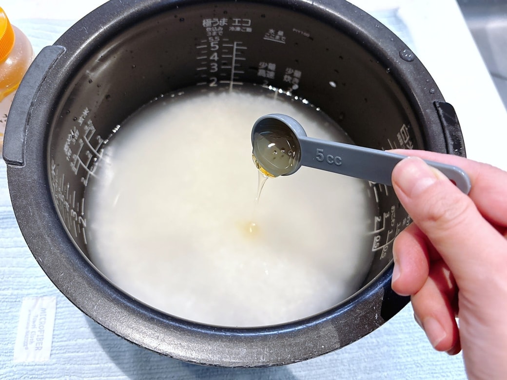 お米にはちみつを加える