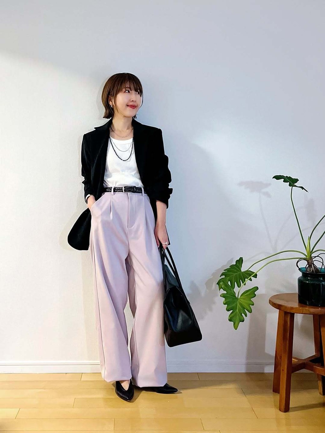 お仕事コーデにもぴったりの、甘すぎない着こなし。