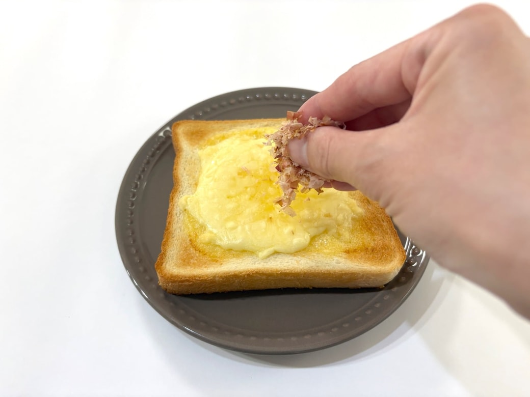 かつお節をひとつかみのせる