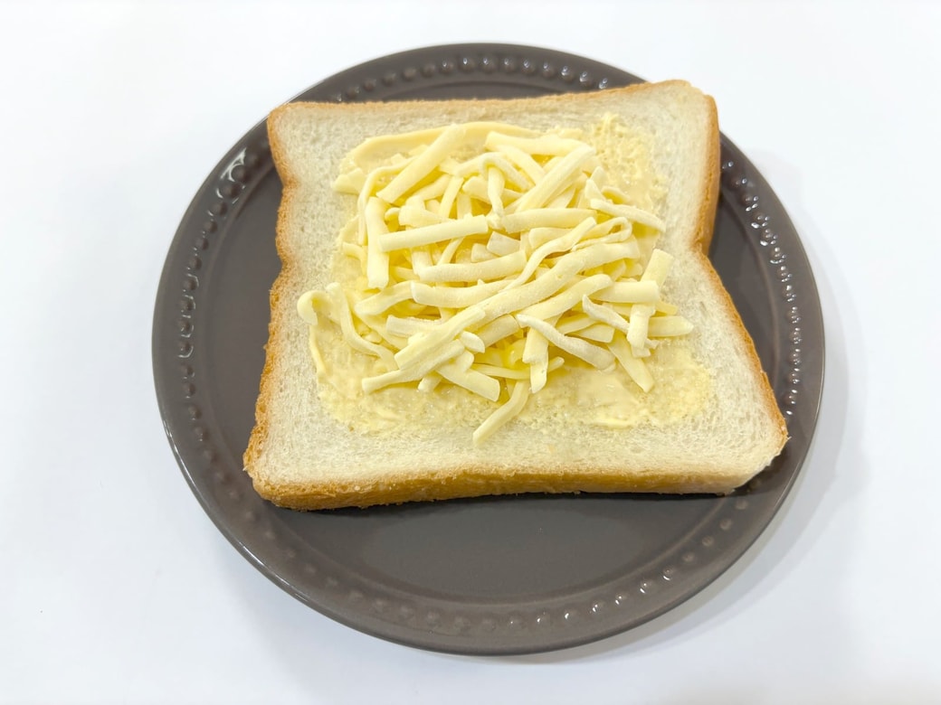 食パンにマヨネーズを塗り、チーズをのせる