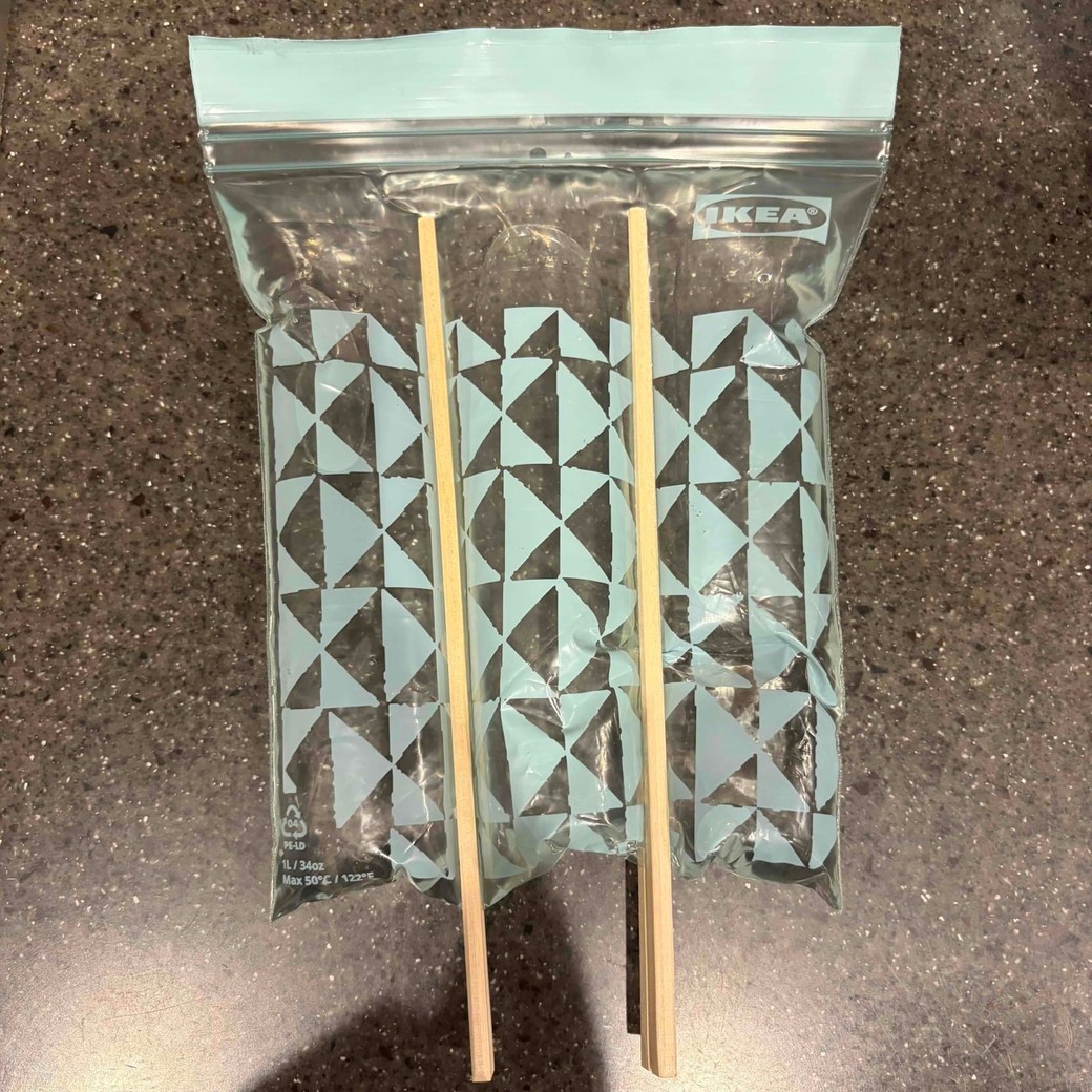 袋に割りばしをはさんでいるところ