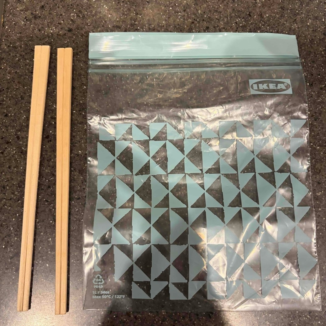 ジップロックと割りばしの写真