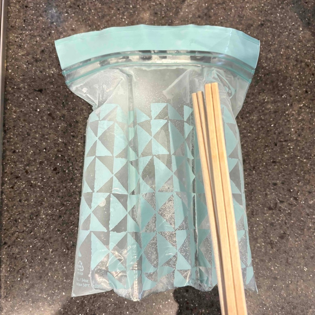 凍った袋から割りばしを外したところ