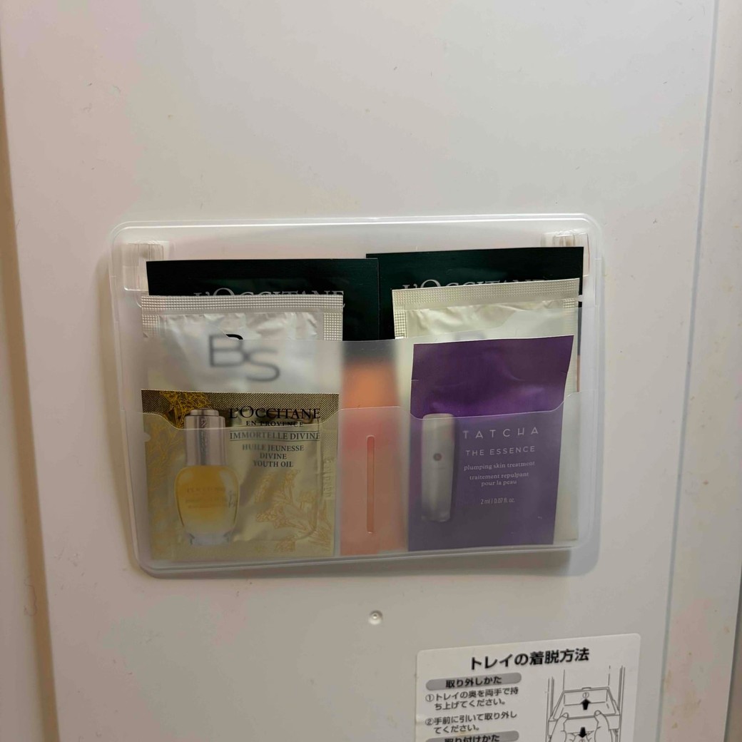 収納ポケットを扉裏に貼ったところ