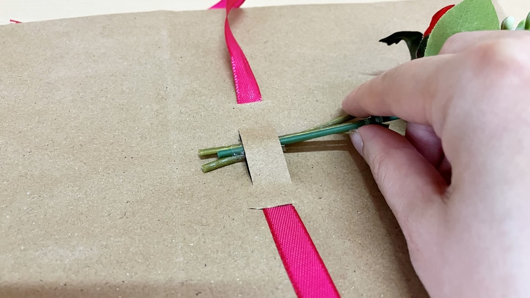横の切り込みにお花を差し込む様子