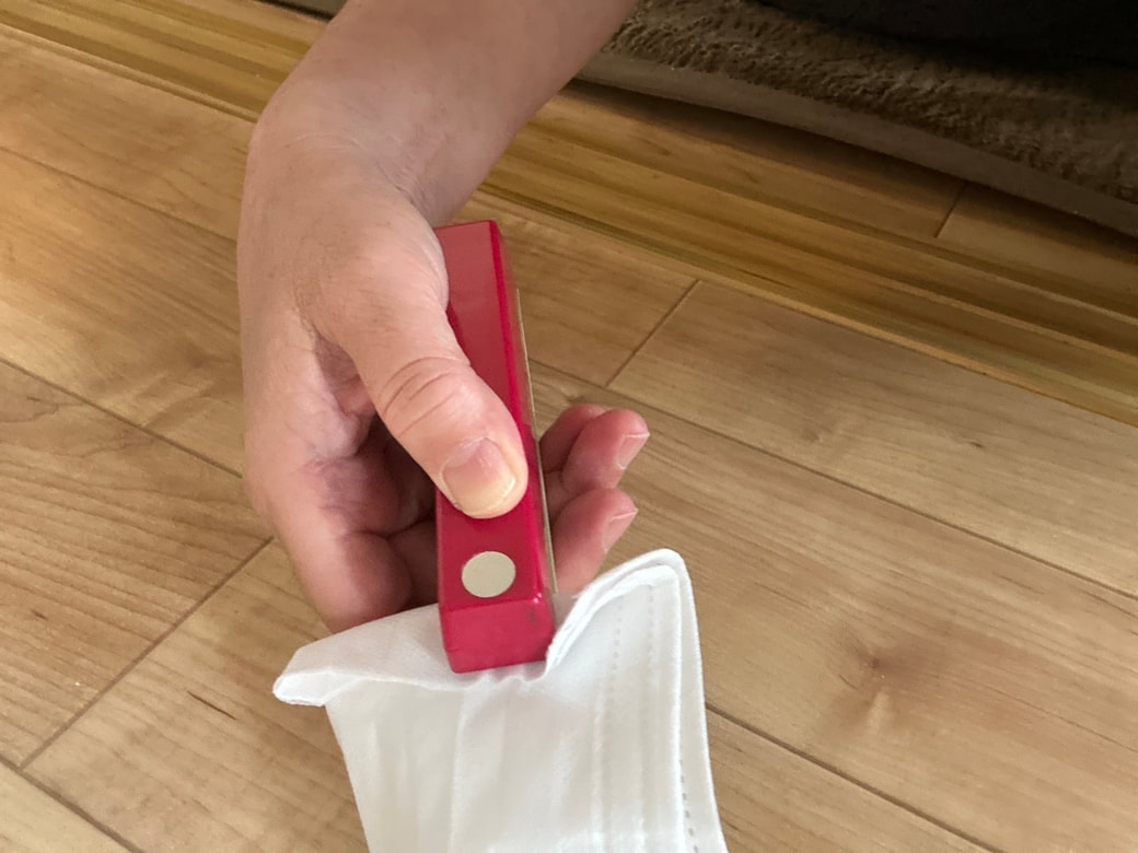 ホッチキスで口を留めます