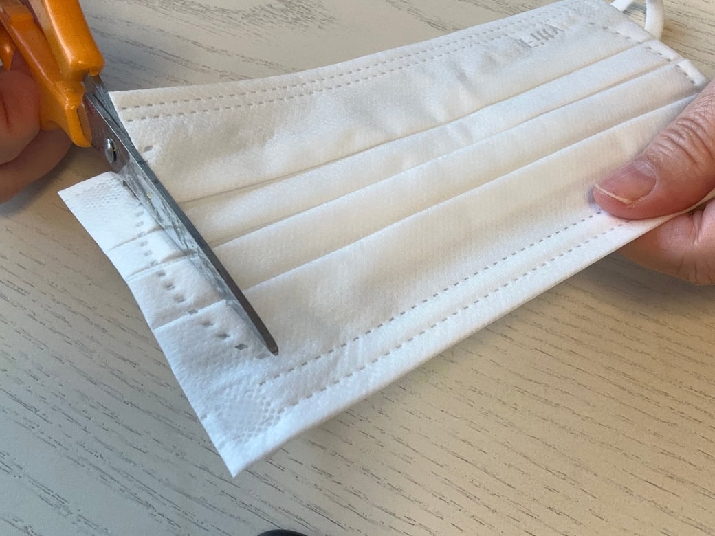 不織布マスクの端1箇所を切る