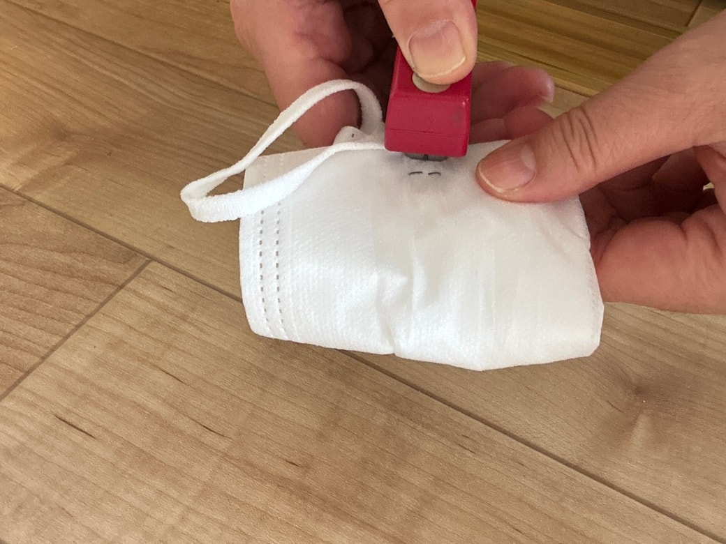 もう一度折り畳み、ホッチキスで留めます