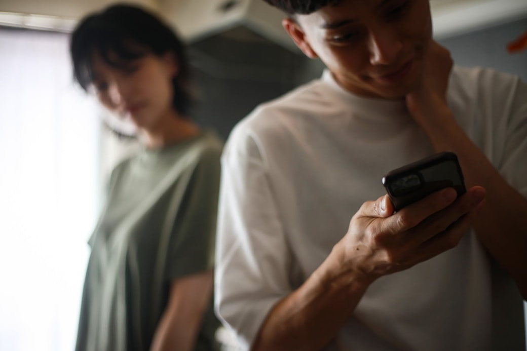 スマホを見る夫